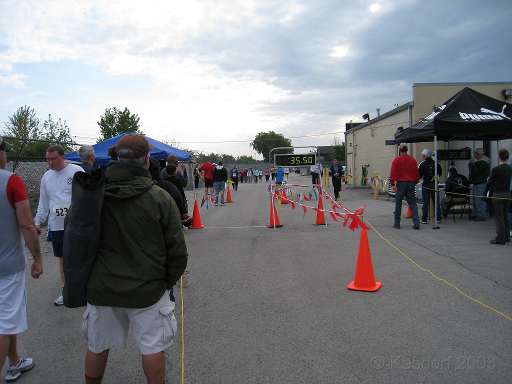 Dart Frog Dash 08 0211.jpg - The finish line area. Note the 35 minutes on the clock.... I had already finished but I think the photographer was still waiting for me to cross... that hurts.